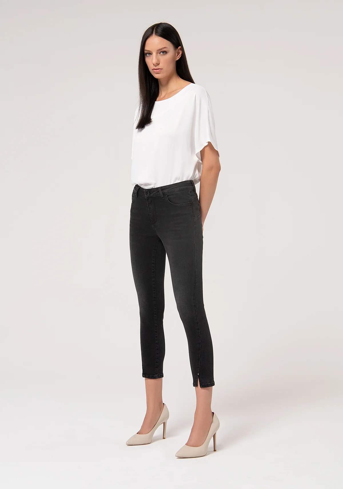 Jeans slim fit cropped con efecto figura perfecta 