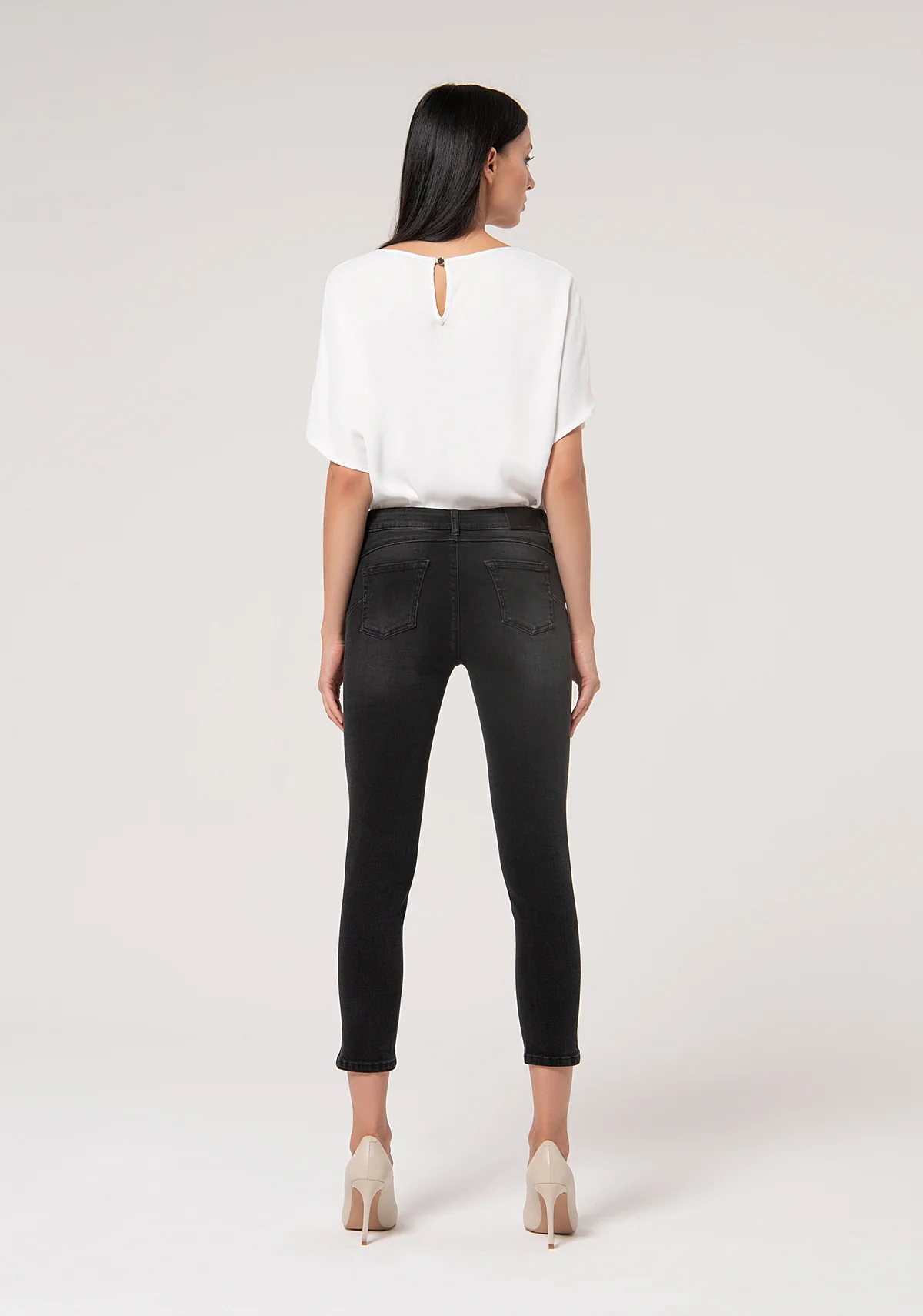 Jeans slim fit cropped con efecto figura perfecta 