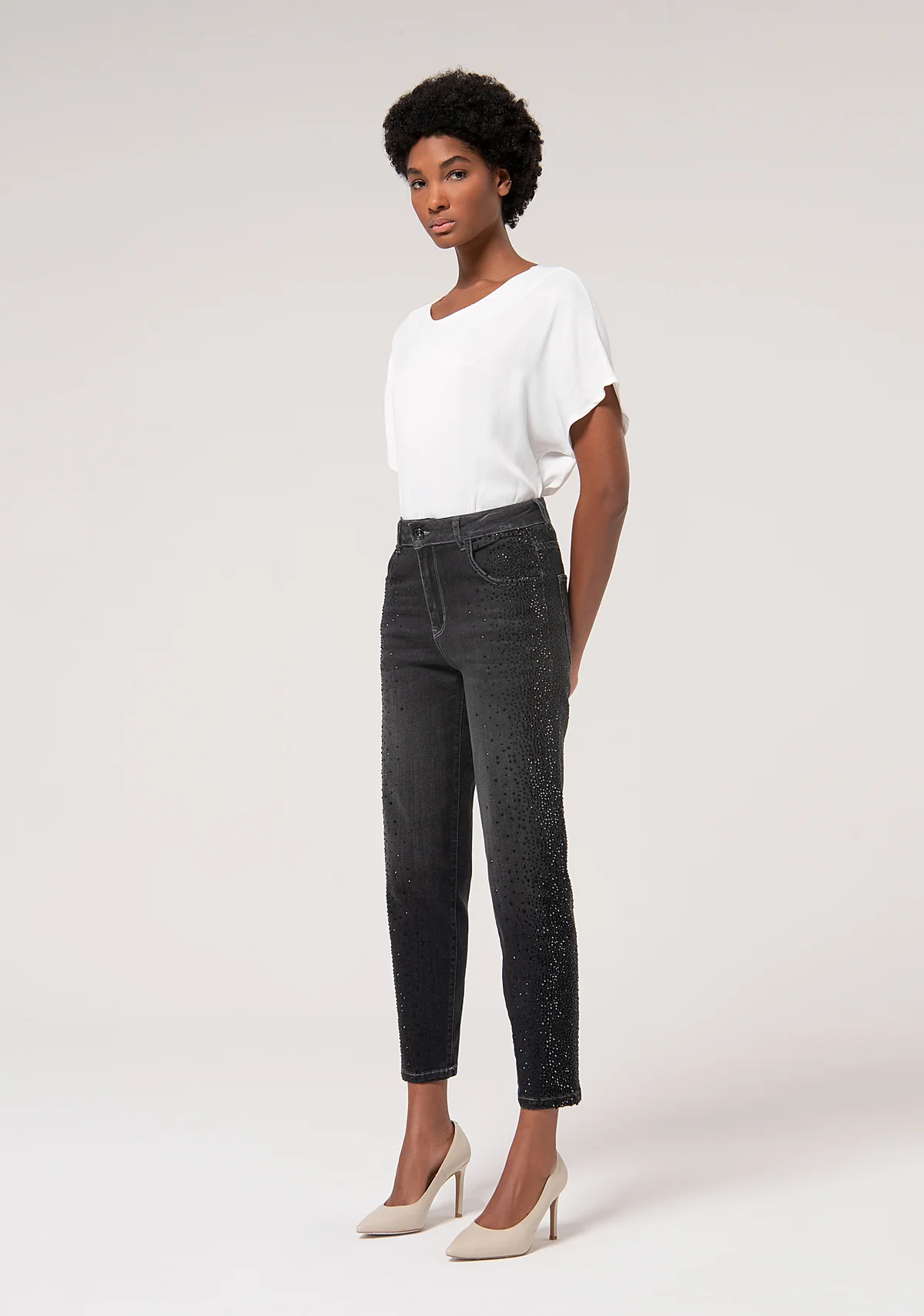 Jeans mom fit confeccionados en denim negro con lavado medio